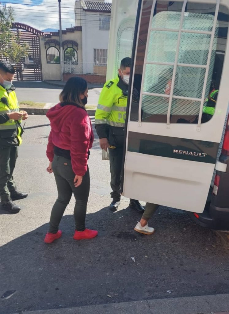 En Centro Mayor vendían turnos ilegales para vacunación 3 En Centro Mayor vendían turnos ilegales para vacunación En las últimas horas la Secretaría de Salud dio a conocer la captura de tres personas que, de manera irregular, vendían turnos para la vacunación contra el coronavirus. Estos sujetos hacían su actividad ilegal en el Centro Comercial Centro Mayor.