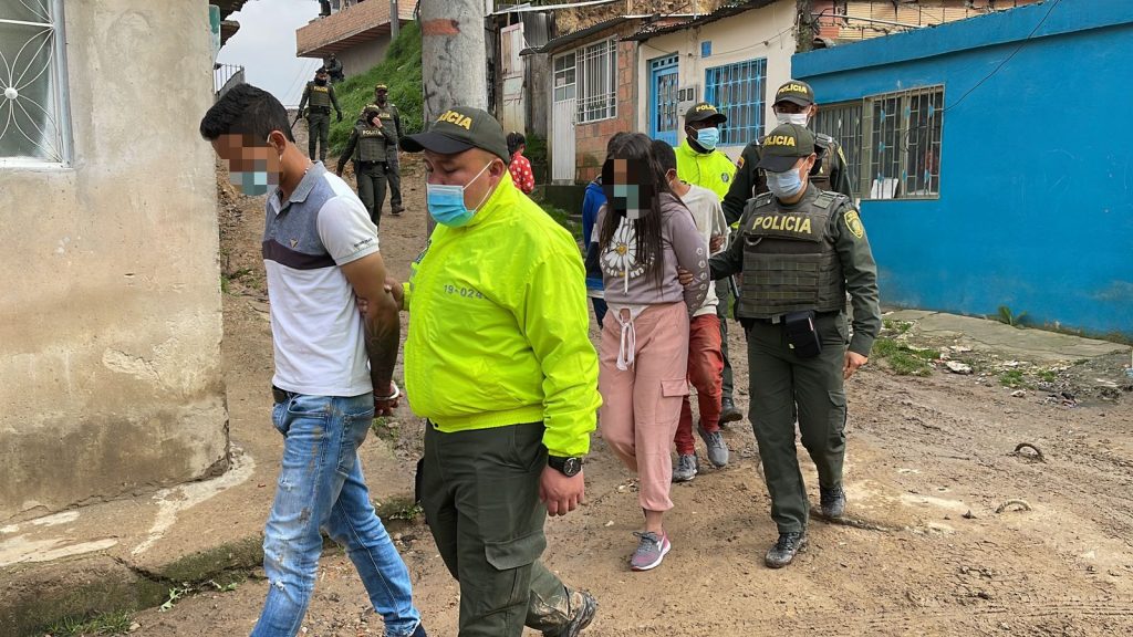 Golpe a la criminalidad en Soacha, les caen a 'Los Morfeo' En las últimas horas en una operación conjunta de la Policía Nacional, a través del Comando de la Policía de la Metropolitana de Soacha, en coordinación con la Fiscalía General y el Ejército, en los barrios Casa Loma, Loma Linda y Capilla, se materializaron 12 capturas, integrantes de la banda 'Los Morfeo', por orden judicial.