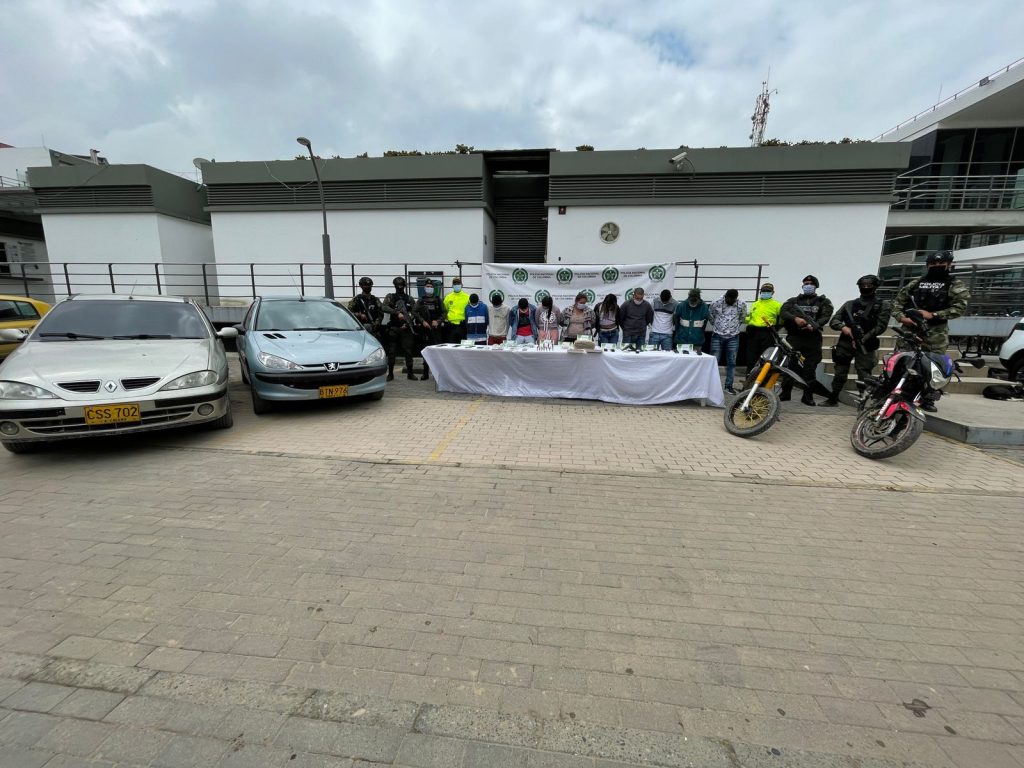 Golpe a la criminalidad en Soacha, les caen a 'Los Morfeo' En las últimas horas en una operación conjunta de la Policía Nacional, a través del Comando de la Policía de la Metropolitana de Soacha, en coordinación con la Fiscalía General y el Ejército, en los barrios Casa Loma, Loma Linda y Capilla, se materializaron 12 capturas, integrantes de la banda 'Los Morfeo', por orden judicial.