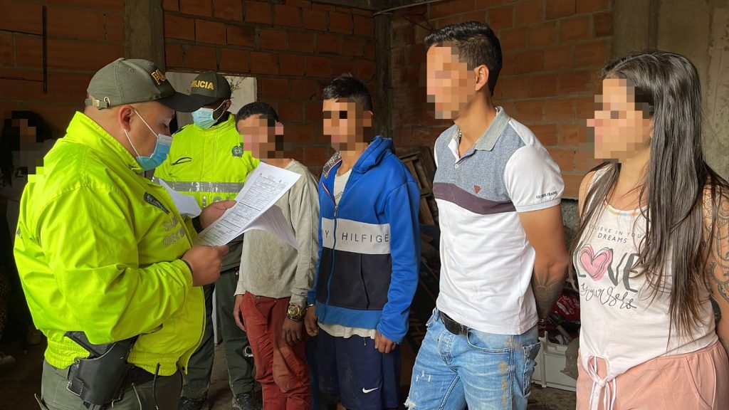 Golpe a la criminalidad en Soacha, les caen a 'Los Morfeo' En las últimas horas en una operación conjunta de la Policía Nacional, a través del Comando de la Policía de la Metropolitana de Soacha, en coordinación con la Fiscalía General y el Ejército, en los barrios Casa Loma, Loma Linda y Capilla, se materializaron 12 capturas, integrantes de la banda 'Los Morfeo', por orden judicial.