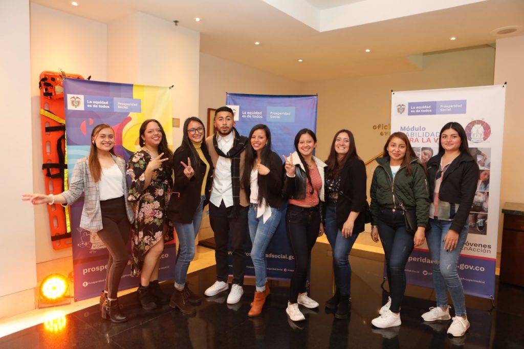 Premian a jóvenes por su liderazgo y propuestas de transformación En el cierre del módulo de Habilidades para la Vida, del Programa Jóvenes en Acción, en el que participaron más de 70 mil personas de todo el país, Prosperidad Social premió las iniciativas de jóvenes en situación de pobreza y vulnerabilidad del país.