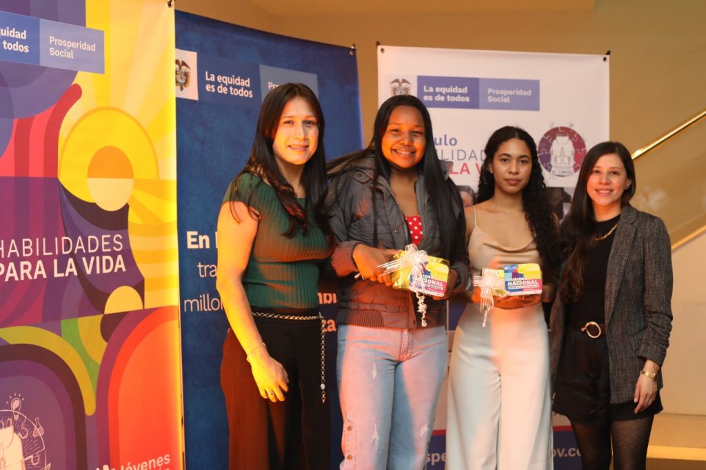 Premian a jóvenes por su liderazgo y propuestas de transformación En el cierre del módulo de Habilidades para la Vida, del Programa Jóvenes en Acción, en el que participaron más de 70 mil personas de todo el país, Prosperidad Social premió las iniciativas de jóvenes en situación de pobreza y vulnerabilidad del país.