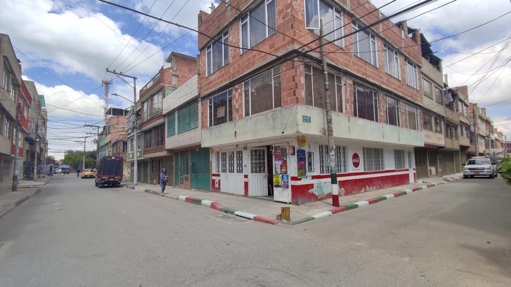 Con arma blanca y a golpes mataron a Yuber en Bosa 2 Con arma blanca y a golpes mataron a Yuber en Bosa “Ya lo mataron, ya no se mueve. Dios mío, que ojalá llegue rápido la policía”, oraba una mujer mientras se tocaba las manos, angustiada, al observar desde la clandestinidad de su ventana el momento en que un grupo de personas le arrebataba la vida a golpes y puñal a un hombre en plena calle del barrio Brasilia III, en Bosa.