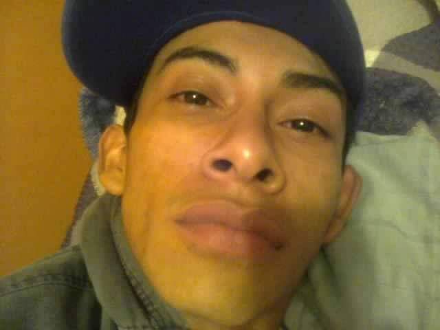 Con arma blanca y a golpes mataron a Yuber en Bosa 1 Con arma blanca y a golpes mataron a Yuber en Bosa “Ya lo mataron, ya no se mueve. Dios mío, que ojalá llegue rápido la policía”, oraba una mujer mientras se tocaba las manos, angustiada, al observar desde la clandestinidad de su ventana el momento en que un grupo de personas le arrebataba la vida a golpes y puñal a un hombre en plena calle del barrio Brasilia III, en Bosa.