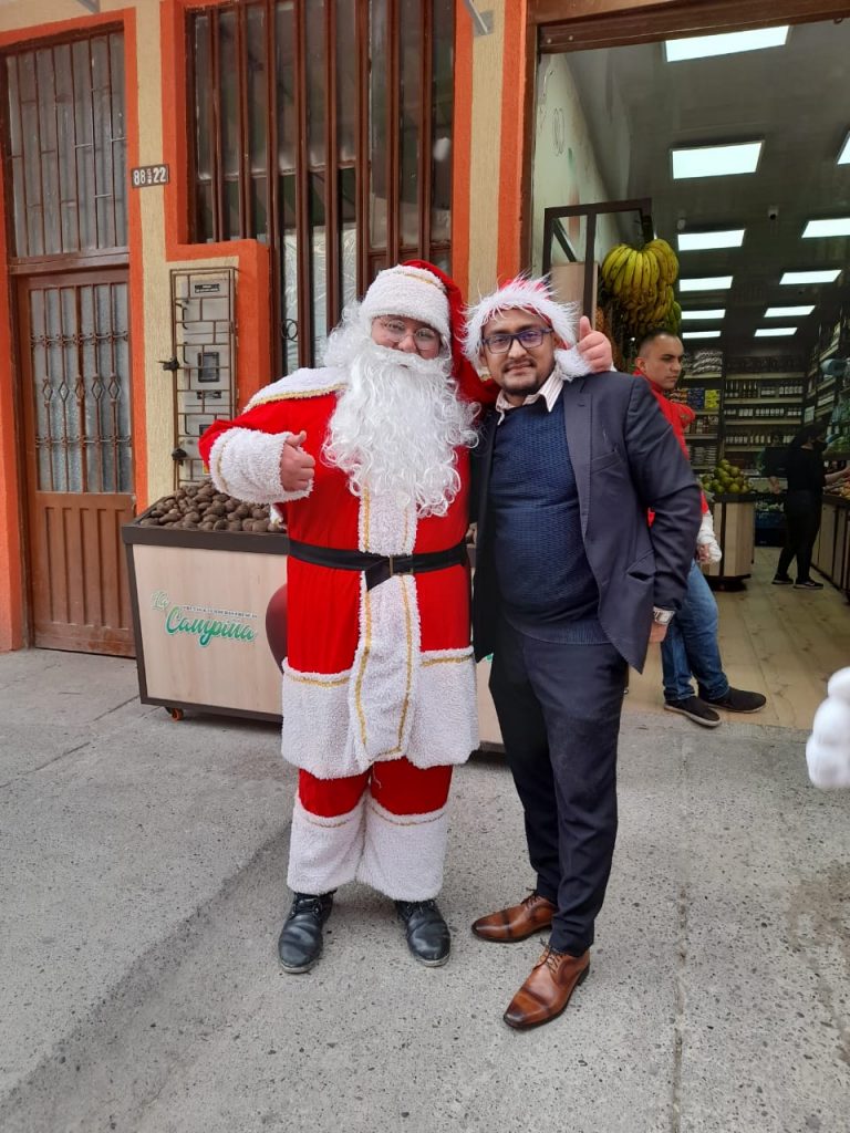 Bandidos se robaron los equipos de Papá Noel y su combo 1 Bandidos se robaron los equipos de Papá Noel y su combo En plena época decembrina un Papá Noel fue víctima de un descarado robo en la localidad de Kennedy. Cerca de 30 empleados quedaron aburridos y sin posibilidad de trabajar, ya que los bandidos se llevaron los equipos con los que una pequeña empresa dedicada a animar eventos, se ganaba el pan de cada día.