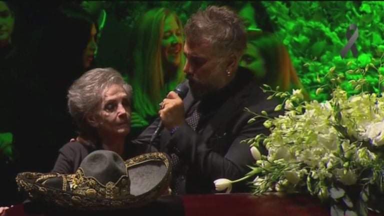 Alejandro Fernández le cantó a su padre en el velorio 1 Alejandro Fernández le cantó a su padre en el velorio Tras la muerte del reconocido cantante de música ranchera Vicente Fernández, se realizó un homenaje en el rancho de 'Los Tres Potrillos', cerca a Guadalajara, Jalisto (México), al que asistieron sus familiares y cientos de fanáticos para darle el último adiós.