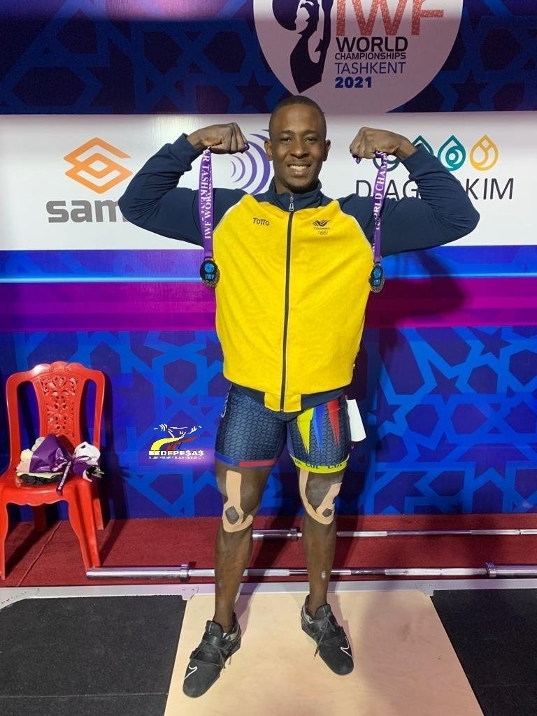 Paredes ganó dos oros e impuso récords en Mundial de Pesas Una sensacional actuación logró este martes el colombiano Lesman Paredes en el Mundial de Levantamiento de Pesas que se disputa en Uzbekistán, pues se llevó dos medallas de oro y alcanzó dos récords en la categoría de los 96 kilogramos.