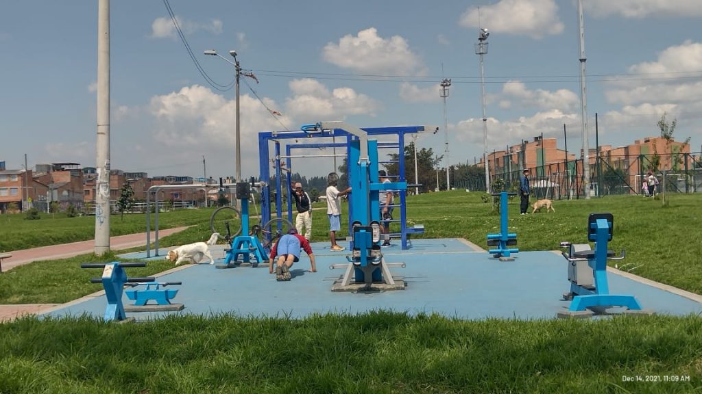 En parque de Bosa encuentran a adulto mayor sin vida Las fiestas decembrinas golpean con fuerza las emociones, quizás la soledad, el abandono, las rupturas de pareja, problemas económicos, entre muchas otras razones, van pasando factura por estas fechas. Esto comentaban ayer los habitantes del barrio Ciudadela del Recreo cuando se referían a la lamentable muerte de un hombre en el parque.