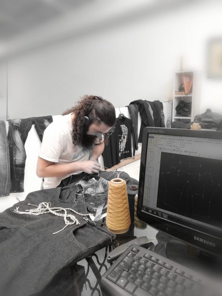El emprendedor que confecciona jeans con cáñamo y da empleo 4 El emprendedor que confecciona jeans con cáñamo y da empleo Ejemplos de superación hay muchos, y Carlos Martínez protagoniza uno de ellos, pues las adversidades de la vida las ha sabido responder con entereza y hoy se ha convertido en un emprendedor que lidera una empresa textil innovadora, llamada Cannabis Fashion Nature, donde confecciona jeans con cáñamo, la fibra natural que se extrae del cannabis.
