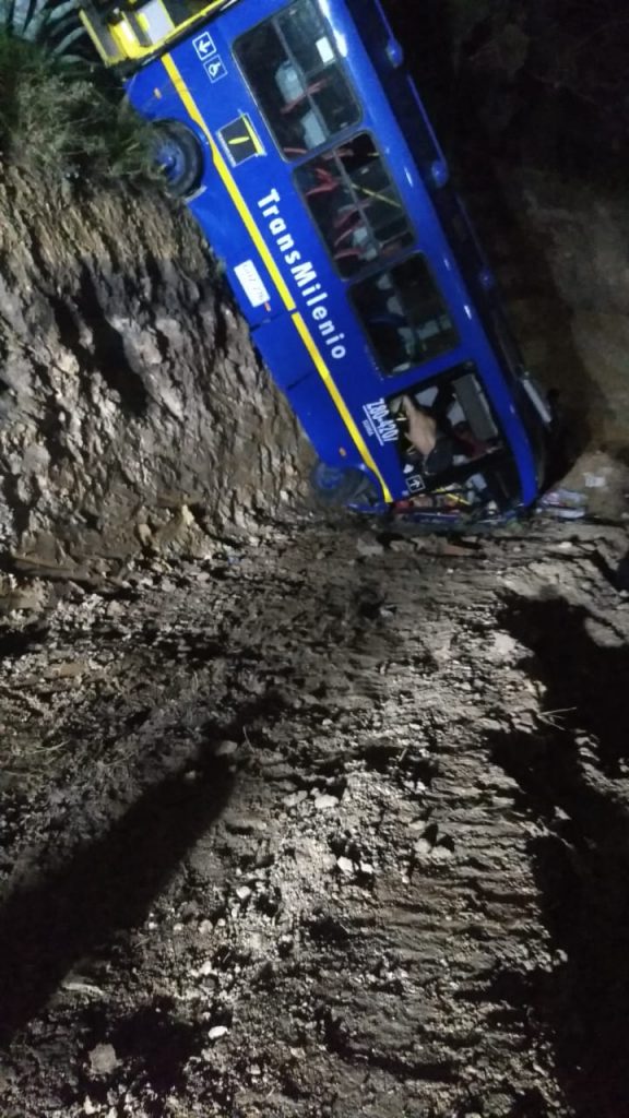 Dos muertos y 15 heridos dejó terrible accidente de bus del SITP 1 Dos muertos y 15 heridos dejó terrible accidente de bus del SITP Un lamentable accidente ocurrió esta madrugada en la localidad de Ciudad Bolívar, donde un bus del Sistema Integrado de Transporte Público (SITP) sufrió un problema mecánico y terminó yéndose a un precipicio. El trágico saldo fue de dos muertos y 15 heridos.