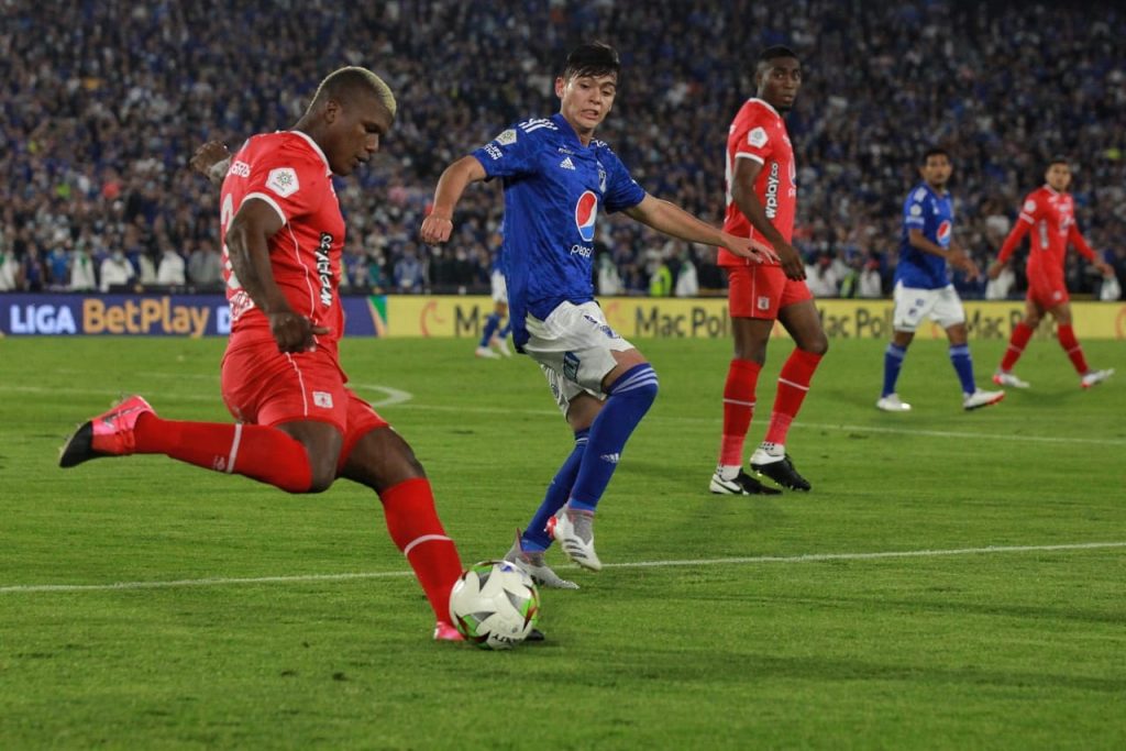 Le ganó al América 2-1 pero no le alcanzó para avanzar 1 Le ganó al América 2-1 pero no le alcanzó para avanzar El milagro al que se aferraba Millonarios y su hinchada para clasificar a la gran final de la Liga no ocurrió. Este jueves, en el estadio El Campín, el cuadro 'Embajador', pese a ganarle 2-1 al América de Cali no le alcanzó para avanzar. Debía golear a los 'Escarlatas' y esperar que Tolima perdiera con Alianza Petrolera, pero eso tampoco sucedió, ya que el cuadro 'Pijao' igualó 2-2 y con ese resultado se metió a la siguiente fase.