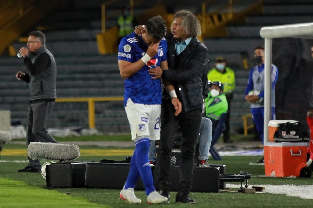 Le ganó al América 2-1 pero no le alcanzó para avanzar 3 Le ganó al América 2-1 pero no le alcanzó para avanzar El milagro al que se aferraba Millonarios y su hinchada para clasificar a la gran final de la Liga no ocurrió. Este jueves, en el estadio El Campín, el cuadro 'Embajador', pese a ganarle 2-1 al América de Cali no le alcanzó para avanzar. Debía golear a los 'Escarlatas' y esperar que Tolima perdiera con Alianza Petrolera, pero eso tampoco sucedió, ya que el cuadro 'Pijao' igualó 2-2 y con ese resultado se metió a la siguiente fase.