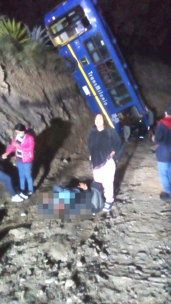 Dos muertos y 15 heridos dejó terrible accidente de bus del SITP 2 Dos muertos y 15 heridos dejó terrible accidente de bus del SITP Un lamentable accidente ocurrió esta madrugada en la localidad de Ciudad Bolívar, donde un bus del Sistema Integrado de Transporte Público (SITP) sufrió un problema mecánico y terminó yéndose a un precipicio. El trágico saldo fue de dos muertos y 15 heridos.
