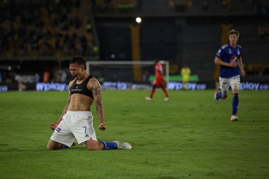 Le ganó al América 2-1 pero no le alcanzó para avanzar 4 Le ganó al América 2-1 pero no le alcanzó para avanzar El milagro al que se aferraba Millonarios y su hinchada para clasificar a la gran final de la Liga no ocurrió. Este jueves, en el estadio El Campín, el cuadro 'Embajador', pese a ganarle 2-1 al América de Cali no le alcanzó para avanzar. Debía golear a los 'Escarlatas' y esperar que Tolima perdiera con Alianza Petrolera, pero eso tampoco sucedió, ya que el cuadro 'Pijao' igualó 2-2 y con ese resultado se metió a la siguiente fase.
