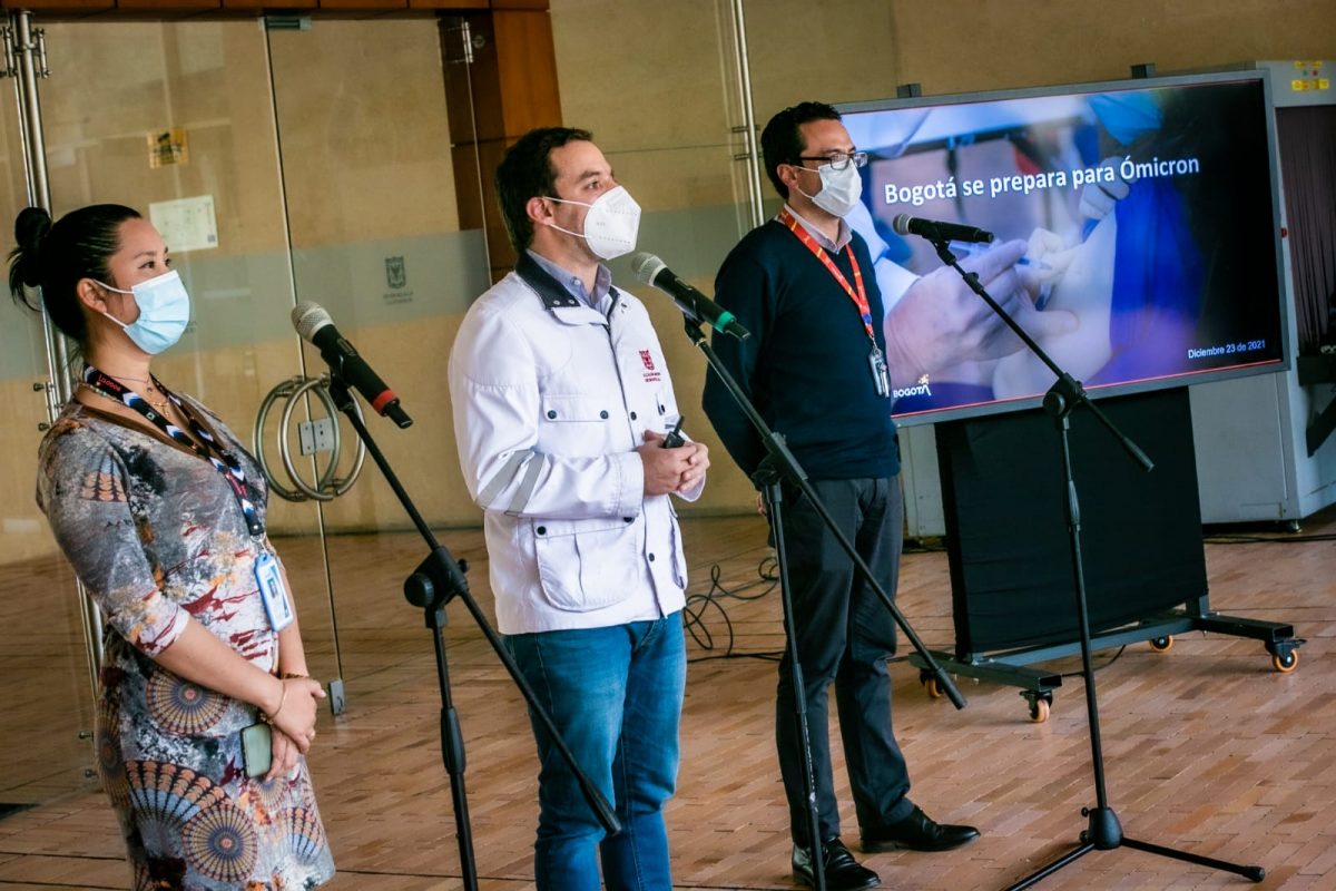 Con vacunas de refuerzo Bogotá busca hacerle el quite a Ómicron 2 Con vacunas de refuerzo Bogotá busca hacerle el quite a Ómicron Debido a que los casos activos de coronavirus en Bogotá han pasado de 3.229 casos la semana pasada a 4.120 durante esta semana, las autoridades de la Alcaldía de Bogotá encendieron las alarmas con el fin de prepararse a una posible llegada de la variante Ómicron.
