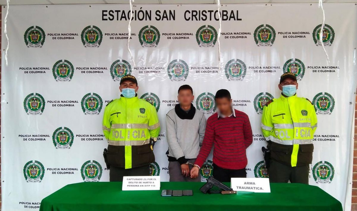 Con arma traumática y cuchillo hurtaron en bus del SITP 1 Con arma traumática y cuchillo hurtaron en bus del SITP Los robos en los buses que hacen parte del Sistema Integrado de Transporte Público (SITP) siguen siendo una constante en Bogotá, pues de nuevo, en la noche de este miércoles, los bandidos cometieron un hurto al interior de un vehículo.