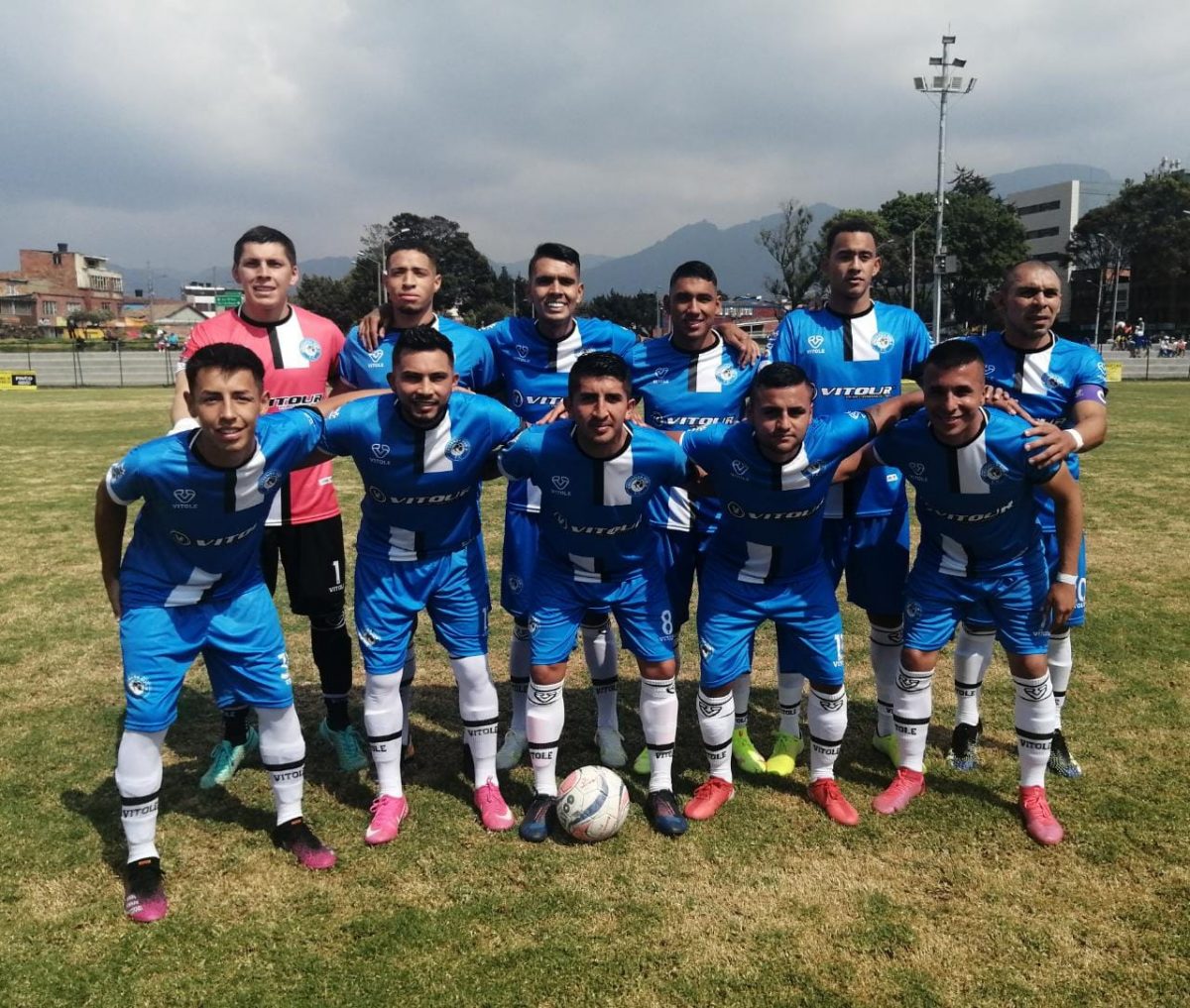 Le contamos cómo va el torneo de fútbol aficionado 2 Le contamos cómo va el torneo de fútbol aficionado Si piensa que con el final de la Liga BetPlay no iba a haber más fútbol en lo que resta del año, se equivoca. En Bogotá, por ejemplo, se está disputando el torneo de fútbol aficionado más importante del país, el del barrio Olaya.