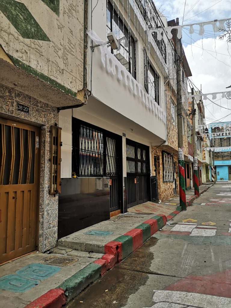 Homicidio con arma cortopunzante en vivienda del barrio Patio Bonito En la madrugada de ayer, poco a poco los residentes y comerciantes de Patio Bonito (Kennedy) se fueron enterando de la aterradora noticia de un homicidio perpetrado dentro de una de las viviendas de este sector del sur de Bogotá. La muerte del hombre causó zozobra entre los residentes, quienes no podían creer que esto hubiese ocurrido antes de asomarse el sol.