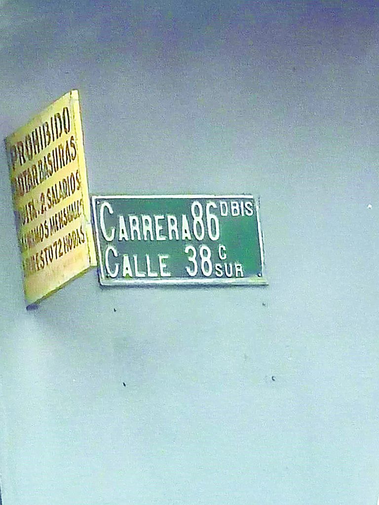 Homicidio con arma cortopunzante en vivienda del barrio Patio Bonito 1 Homicidio con arma cortopunzante en vivienda del barrio Patio Bonito En la madrugada de ayer, poco a poco los residentes y comerciantes de Patio Bonito (Kennedy) se fueron enterando de la aterradora noticia de un homicidio perpetrado dentro de una de las viviendas de este sector del sur de Bogotá. La muerte del hombre causó zozobra entre los residentes, quienes no podían creer que esto hubiese ocurrido antes de asomarse el sol.