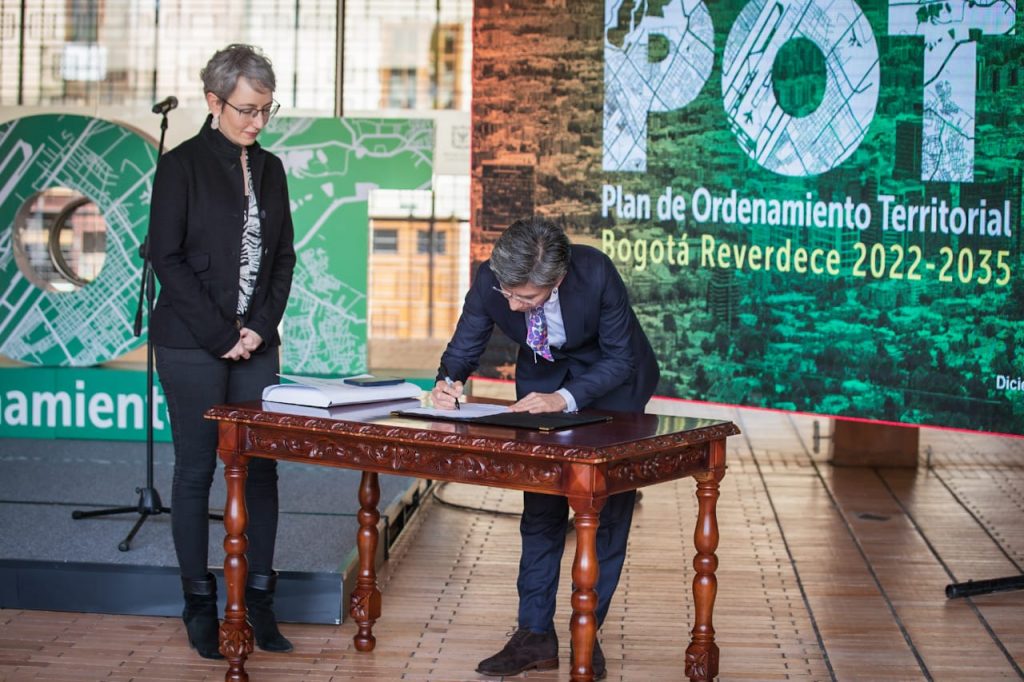 Por decreto la alcaldesa López expidió el nuevo POT de Bogotá Por medio de un Decreto, la alcaldesa Mayor de Bogotá, Claudia López, oficializó el Plan de Ordenamiento Territorial (POT) que durante los últimos meses ha suscitado diferencias entre sus ponentes y opositores en el Concejo de Bogotá.