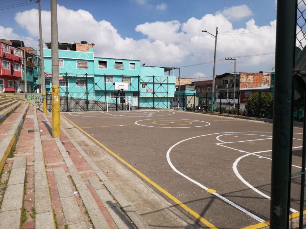 Homicidio a bala en cancha de micro del barrio Juan Pablo II 4 Homicidio a bala en cancha de micro del barrio Juan Pablo II La diversión de un partido de fútbol en la noche del martes que se disputaba en una cancha del barrio Juan Pablo II en Ciudad Bolívar, terminó con la muerte de un hombre de 35 años que fue ultimado con un arma de fuego.
