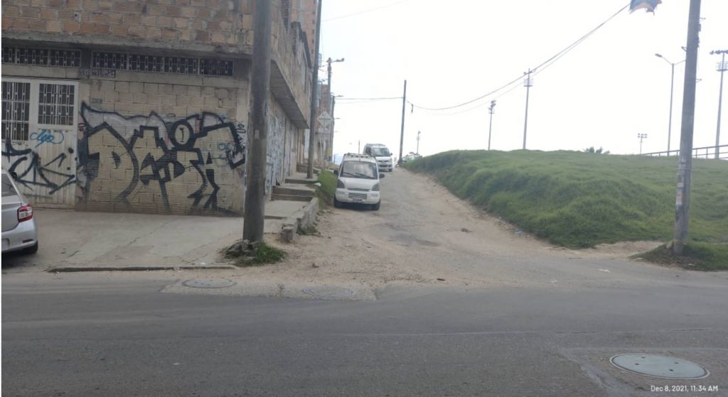 Desde bicitaxi balearon a mujer transgénero en el barrio Britalia 1 Desde bicitaxi balearon a mujer transgénero en el barrio Britalia Una llamada a las centrales de Policía de Kennedy alertó la noche de este martes sobre la presencia de un cadáver en una esquina destapada junto al Colegio Jaime Garzón. Justo al frente de la institución los uniformados del CAI mas cercano encontraron a una mujer transgénero con tres disparos en el cuerpo y un lago de sangre que tiñó el color terroso de la vía.