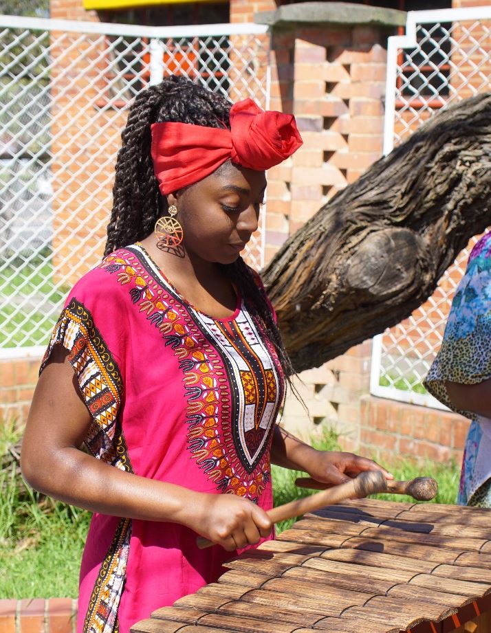 Primer jardín infantil en la capital con enfoque cultural afrodescendiente Por primera vez la capital del país contará con un jardín infantil diurno con enfoque cultural afrodescendiente, que garantizará a estas comunidades el derecho a la educación inicial gratuita y a la igualdad de acceso.