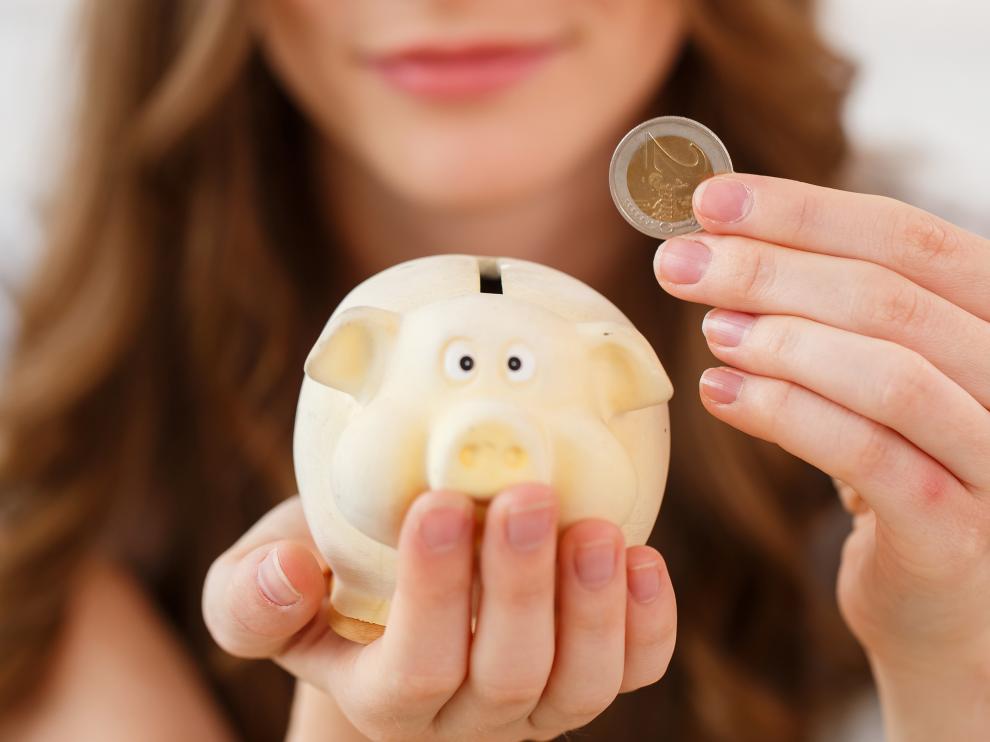 Subsidios de vivienda para que mujeres puedan adquirir casa propia La Secretaría de Hábitat invitó a las mujeres de la capital del país a inscribirse en el programa 'Mi Ahorro Mi Hogar', con el que la entidad busca subsidiar el arriendo y promover en los hogares más vulnerables que las mujeres jefas de hogar puedan adquirir su casa propia.