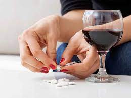 Una mezcla con resultados letales 2 Una mezcla con resultados letales La ingesta de alcohol con fines recreativos es el factor común por estos días que celebramos la Navidad y el Año Nuevo; pero si usted por cualquier motivo está siendo medicado, tenga mucho cuidado, pues la mezcla de ambos productos podría tener efectos nocivos para la salud y le podrían dañar la fiesta por completo.