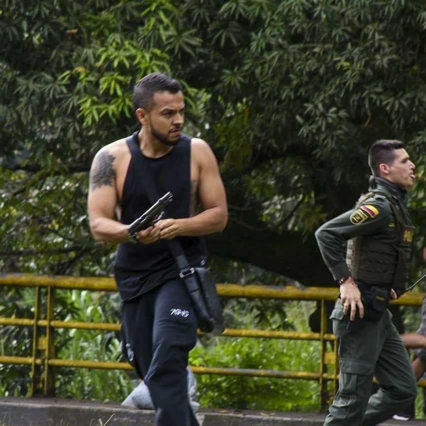 Por dispararles a manifestantes, Andrés Escobar será imputado 1 Por dispararles a manifestantes, Andrés Escobar será imputado El empresario Rafael Andrés Escobar González, será imputado formalmente por la Fiscalía General, por sus acciones del pasado 28 de mayo, en el barrio Ciudad Jardín, en Cali, cuando en el marco de la protesta fue captado disparando un arma.