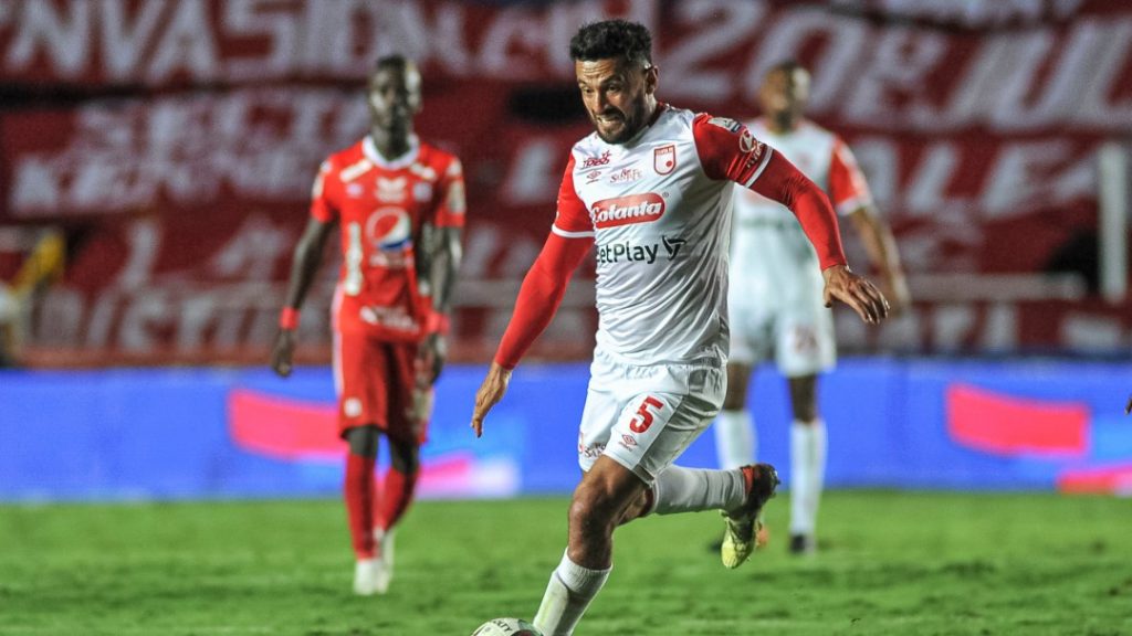 Cardetti pasó la podadora, salen 14 jugadores de Santa Fe El técnico argentino Martín Cardetti, quien ya se encuentra al frente de Independiente Santa Fe y adelanta trabajos de pretemporada, redujo sustancialmente su nómina para afrontar los retos que se avecinan en 2022.