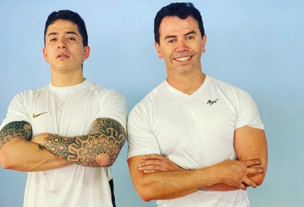 Jhonny ya no es mujeriego, pero tampoco vive en la tusa 3 Jhonny ya no es mujeriego, pero tampoco vive en la tusa No es raro que Jhonny Rivera estrene canción. Tampoco lo es que paralelo a su música popular saque un tema tropical para poner a bailar y gozar.