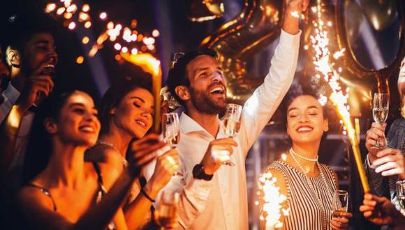 Las celebraciones más insólitas de año nuevo 6 Las celebraciones más insólitas de año nuevo El 2021 está por terminar y por estos días se vuelve muy común escuchar distintos agüeros para recibir el nuevo año, que van desde quemar muñecos hasta bañarse en champaña para atraer las buenas energías. Por eso, hoy en Q’Misterio le mostramos las tradiciones más insólitas que se desarrollan en distintas partes del mundo y su significado.