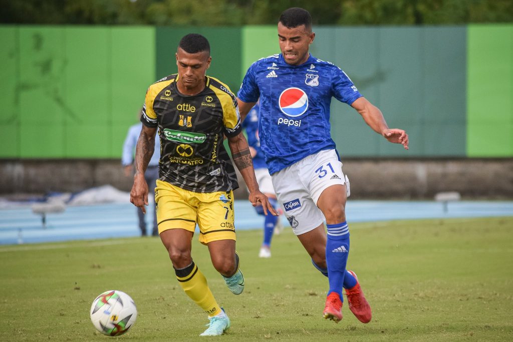 Millonarios le ganó al Alianza y clasificó a la Copa Libertadores 2 Millonarios le ganó al Alianza y clasificó a la Copa Libertadores Millonarios se resiste a bajar los brazos en su lucha por clasificar a la final de la Liga. Este domingo, en un partido marcado por las muchas opciones de gol, pero sin claridad para definirlas, ‘El Azul’ sufrió para ganarle a Alianza Petrolera 1-0, como visitante, en la quinta fecha de los cuadrangulares de la Liga. Lo bueno de la victoria es que lo deja vivo hasta la última fecha de esta fase definitiva.