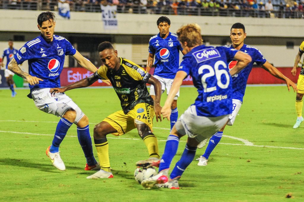 Millonarios le ganó al Alianza y clasificó a la Copa Libertadores 1 Millonarios le ganó al Alianza y clasificó a la Copa Libertadores Millonarios se resiste a bajar los brazos en su lucha por clasificar a la final de la Liga. Este domingo, en un partido marcado por las muchas opciones de gol, pero sin claridad para definirlas, ‘El Azul’ sufrió para ganarle a Alianza Petrolera 1-0, como visitante, en la quinta fecha de los cuadrangulares de la Liga. Lo bueno de la victoria es que lo deja vivo hasta la última fecha de esta fase definitiva.