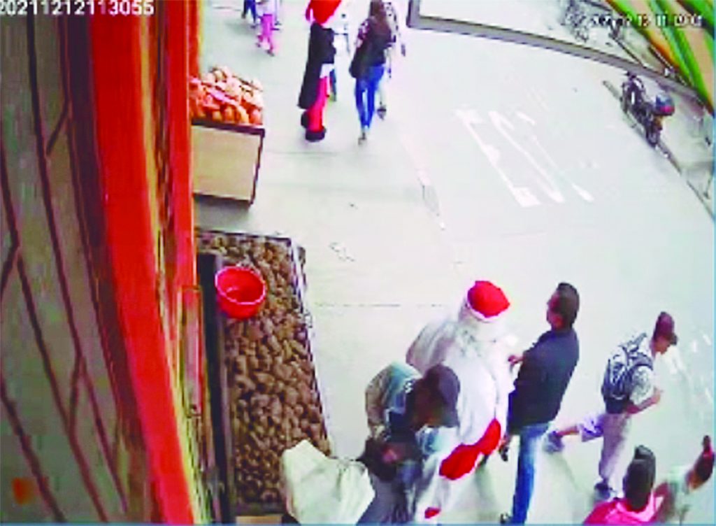 Bandidos se robaron los equipos de Papá Noel y su combo En plena época decembrina un Papá Noel fue víctima de un descarado robo en la localidad de Kennedy. Cerca de 30 empleados quedaron aburridos y sin posibilidad de trabajar, ya que los bandidos se llevaron los equipos con los que una pequeña empresa dedicada a animar eventos, se ganaba el pan de cada día.