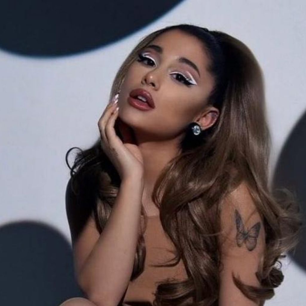Top 10 de las celebridades con más seguidores en Instagram 2 Top 10 de las celebridades con más seguidores en Instagram Las redes sociales son una herramienta que claramente ayudan a medir la popularidad de las celebridades, es por ello que hoy le traemos el Top-10 de las famosas que más seguidores tienen en sus cuentas de Instagram.