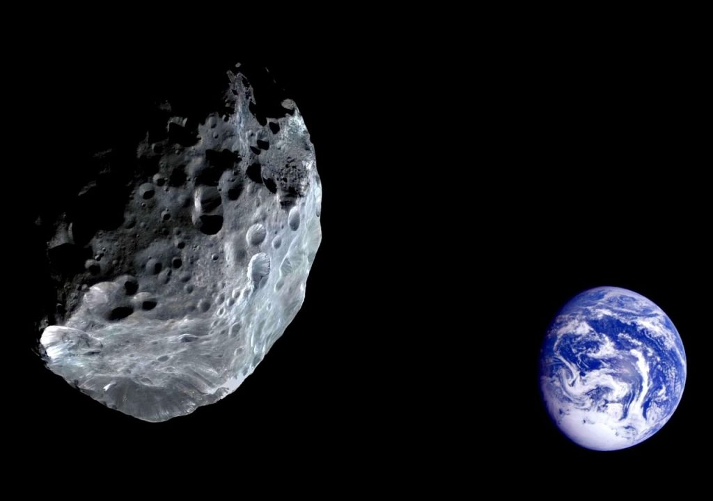 Se aproximan asteroides a la Tierra, pero no son un peligro 1 Se aproximan asteroides a la Tierra, pero no son un peligro Este 29 de diciembre un asteroide llamado AE3 se aproximará a 4,54 millones de kilómetros de la Tierra; este mide 149 metros de longitud, lo que equivale a una pirámide de Egipto. Este asteroide será el último que se acerque este año a nuestro planeta.