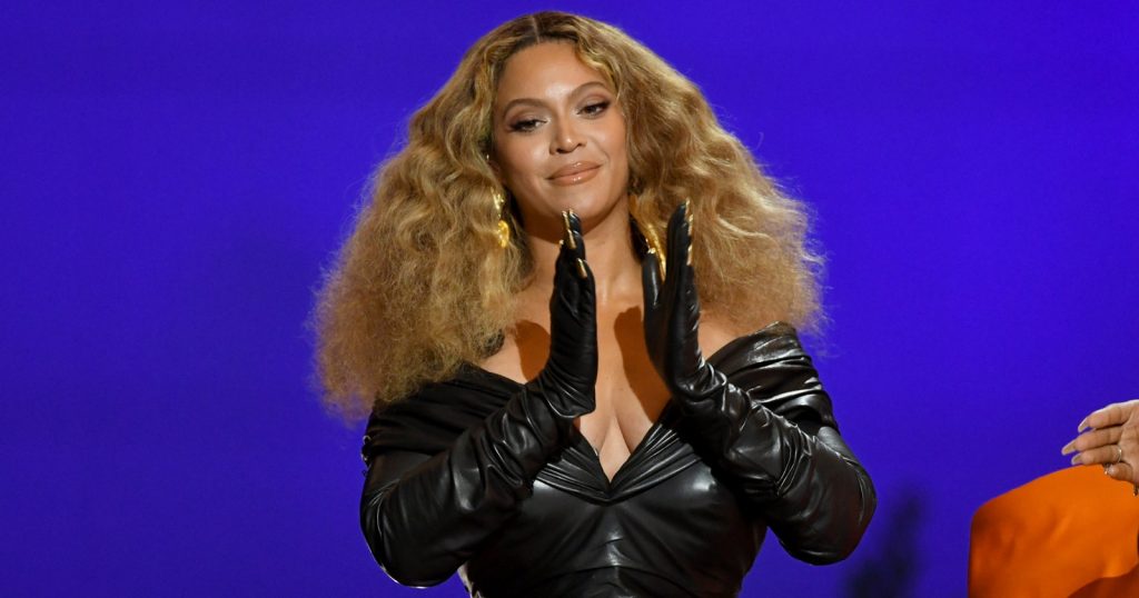 Top 10 de las celebridades con más seguidores en Instagram 5 Top 10 de las celebridades con más seguidores en Instagram Las redes sociales son una herramienta que claramente ayudan a medir la popularidad de las celebridades, es por ello que hoy le traemos el Top-10 de las famosas que más seguidores tienen en sus cuentas de Instagram.