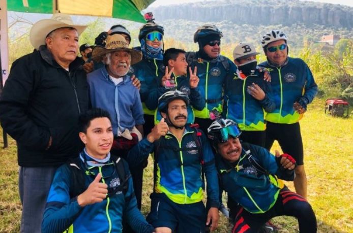 Con 86 años y su bici de panadero se le midió a competencia de ciclismo 3 Con 86 años y su bici de panadero se le midió a competencia de ciclismo Un hombre de 86 años sorprendió y se llevó todos los elogios luego de haber participado en una competencia de montaña realizada en el municipio de Tezontepec de Aldama (México), pero no solamente su edad y su actitud fue lo que generó aplausos sino también el haberlo hecho con la bicicleta que usa para su panadería.