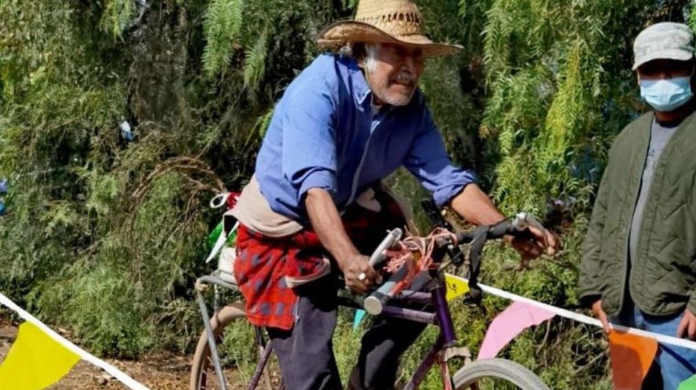 Con 86 años y su bici de panadero se le midió a competencia de ciclismo 1 Con 86 años y su bici de panadero se le midió a competencia de ciclismo Un hombre de 86 años sorprendió y se llevó todos los elogios luego de haber participado en una competencia de montaña realizada en el municipio de Tezontepec de Aldama (México), pero no solamente su edad y su actitud fue lo que generó aplausos sino también el haberlo hecho con la bicicleta que usa para su panadería.