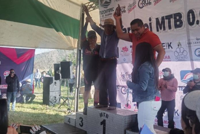 Con 86 años y su bici de panadero se le midió a competencia de ciclismo 2 Con 86 años y su bici de panadero se le midió a competencia de ciclismo Un hombre de 86 años sorprendió y se llevó todos los elogios luego de haber participado en una competencia de montaña realizada en el municipio de Tezontepec de Aldama (México), pero no solamente su edad y su actitud fue lo que generó aplausos sino también el haberlo hecho con la bicicleta que usa para su panadería.