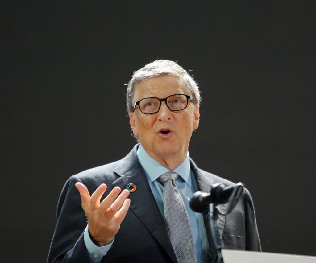 “La pandemia puede terminar en 2022” 2 “La pandemia puede terminar en 2022” Aunque Bill Gates es bien conocido como el genio detrás de Microsoft, una de las empresas líderes de tecnología, también resulta que, basado en la situación actual, este millonario suele lanzar pronósticos para el Año Nuevo. por increíble que parezca, este genio le pega a sus pronósticos, pille pues.