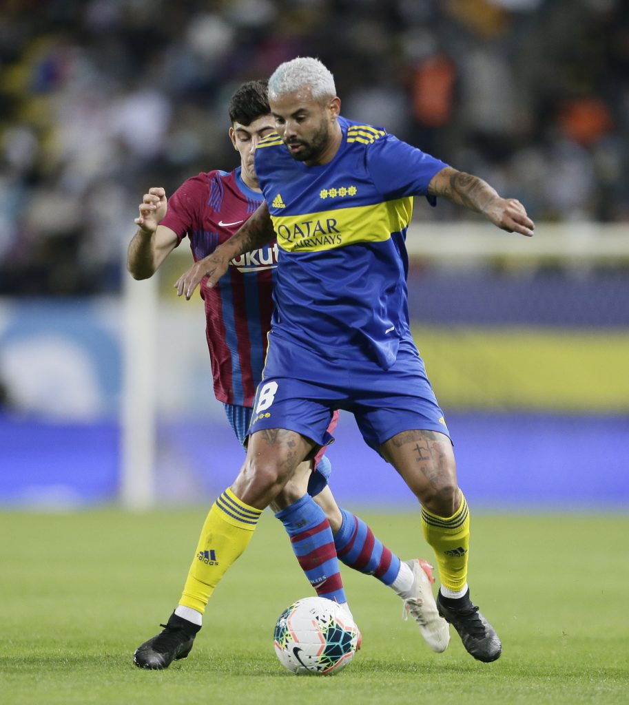 Boca con Fabra, Campuzano, Cardona y Villa, derrotó al Barcelona Boca Juniors ganó la&nbsp;Maradona&nbsp;Cup al derrotar en penaltis por 4-2 al Barcelona en un partido amistoso jugado este martes en el estadio Mirssol, en Riad (Arabia Saudita), donde estuvo en juego el trofeo en homenaje al astro del fútbol argentino&nbsp;Diego Armando Maradona, fallecido en noviembre de 2020.