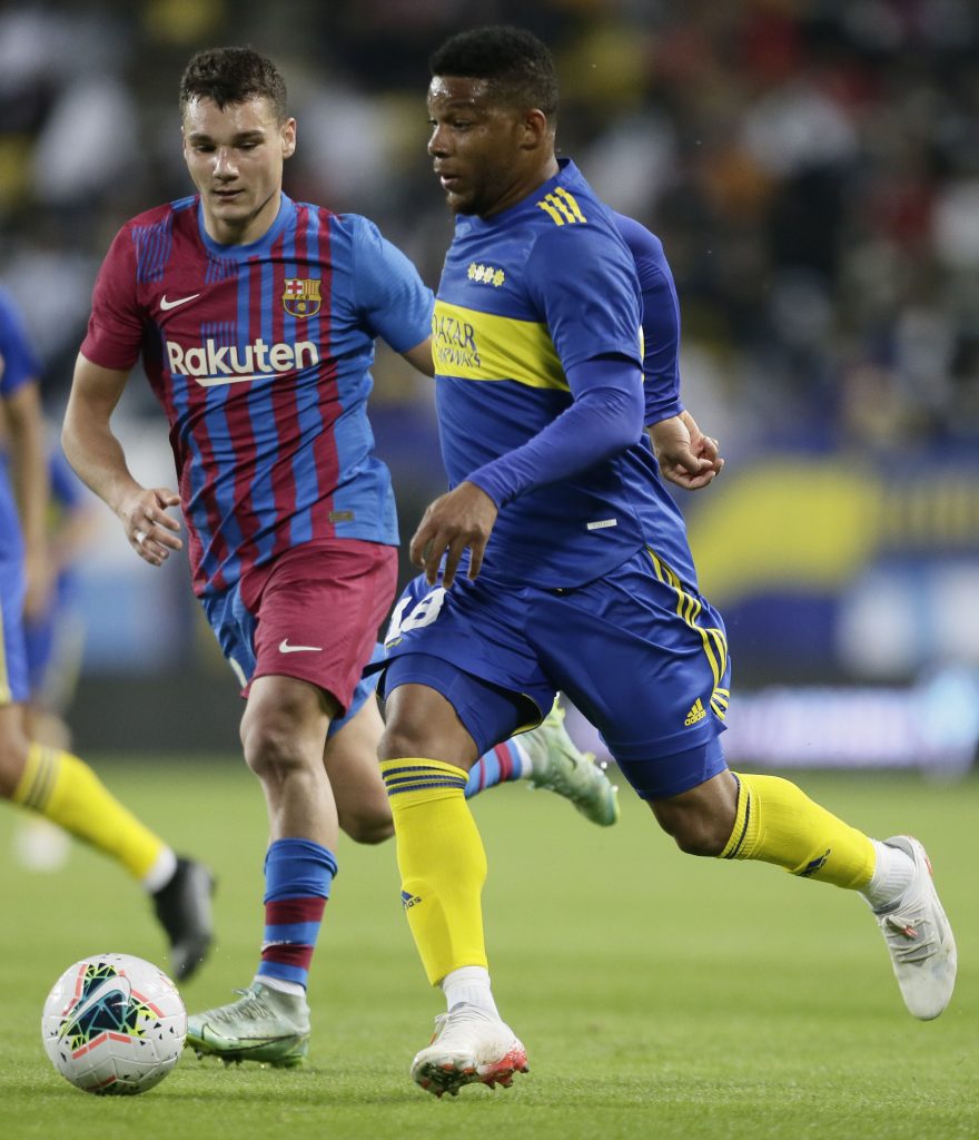 Boca con Fabra, Campuzano, Cardona y Villa, derrotó al Barcelona Boca Juniors ganó la&nbsp;Maradona&nbsp;Cup al derrotar en penaltis por 4-2 al Barcelona en un partido amistoso jugado este martes en el estadio Mirssol, en Riad (Arabia Saudita), donde estuvo en juego el trofeo en homenaje al astro del fútbol argentino&nbsp;Diego Armando Maradona, fallecido en noviembre de 2020.