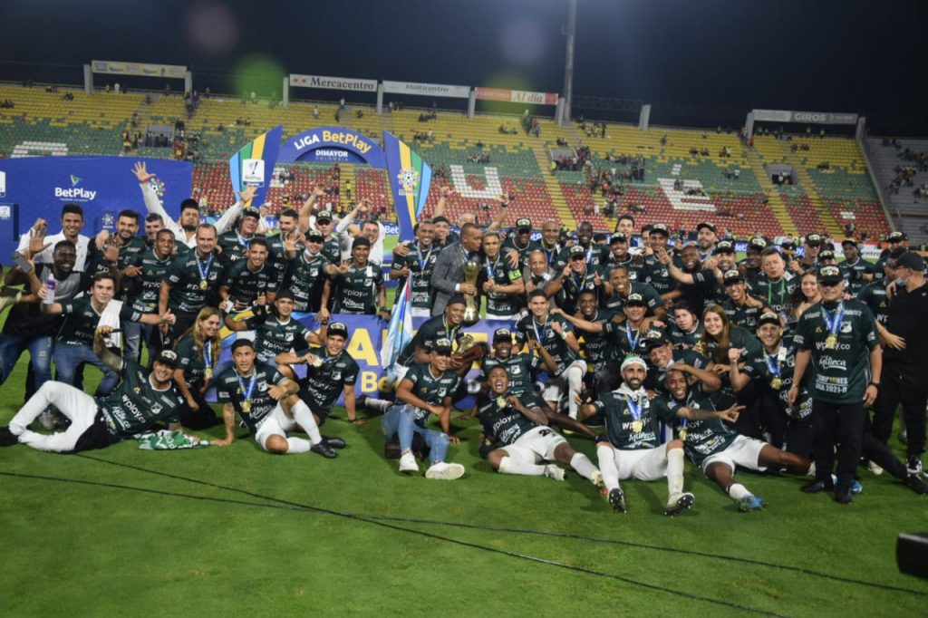 Los 5 campeones del 2021 Se terminó un año en el fútbol colombiano. Un 2021 que fue un poco anormal en el ámbito futbolero, teniendo en cuenta que varios torneos del 2020 tuvieron que terminar durante el presente año por cuestiones de pandemia. Por eso, este fue el año en el que cinco equipos lograron alzar un trofeo en la temporada, tanto en la Liga como en la Copa Colombia y la Superliga.
