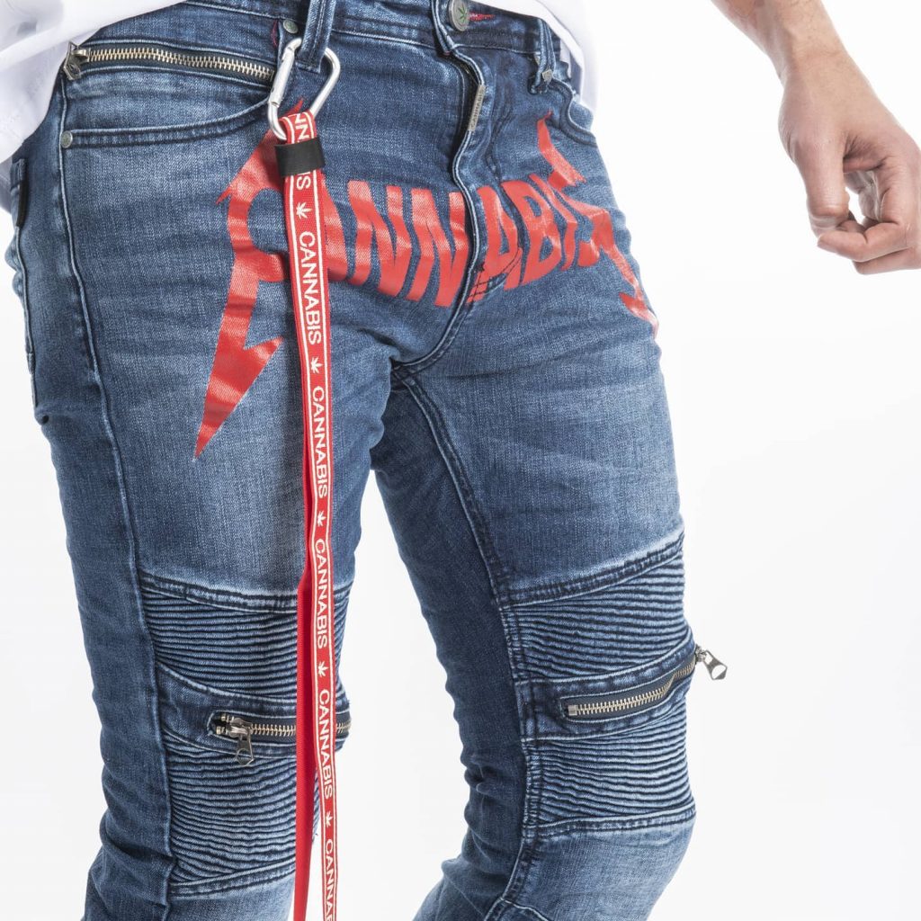 El emprendedor que confecciona jeans con cáñamo y da empleo 2 El emprendedor que confecciona jeans con cáñamo y da empleo Ejemplos de superación hay muchos, y Carlos Martínez protagoniza uno de ellos, pues las adversidades de la vida las ha sabido responder con entereza y hoy se ha convertido en un emprendedor que lidera una empresa textil innovadora, llamada Cannabis Fashion Nature, donde confecciona jeans con cáñamo, la fibra natural que se extrae del cannabis.