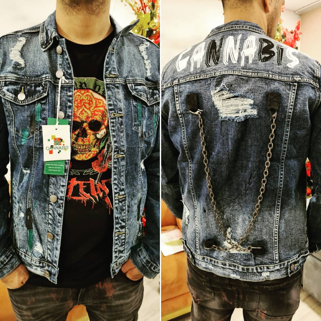 El emprendedor que confecciona jeans con cáñamo y da empleo 3 El emprendedor que confecciona jeans con cáñamo y da empleo Ejemplos de superación hay muchos, y Carlos Martínez protagoniza uno de ellos, pues las adversidades de la vida las ha sabido responder con entereza y hoy se ha convertido en un emprendedor que lidera una empresa textil innovadora, llamada Cannabis Fashion Nature, donde confecciona jeans con cáñamo, la fibra natural que se extrae del cannabis.