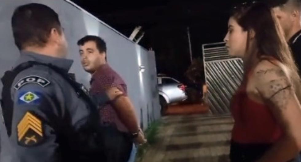 Monta un falso operativo policial para pedirle la mano a su novia Cada día las propuestas de matrimonio cambian sus dinámicas y formas de sorprender. En este caso, un allanamiento inventado por un sujeto de nombre Rubens, en Brasil, quiso sorprender no solo a la familia por el impactante suceso que estaba ocurriendo, sino a su amada Launa Barcelos, quien imaginó cualquier cosa, menos la pedida de mano.