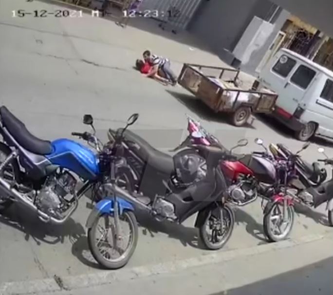 EN VIDEO: Se lanzó a la vía para salvar a niña de ser atropellada Un hecho asombroso ocurrió en una calle de la provincia de Santiago del Estero, en Argentina, donde un hombre se convirtió en héroe, al salvarle la vida a una niña de 4 años de edad, que por poco es arrollada por una van llena de pasajeros.